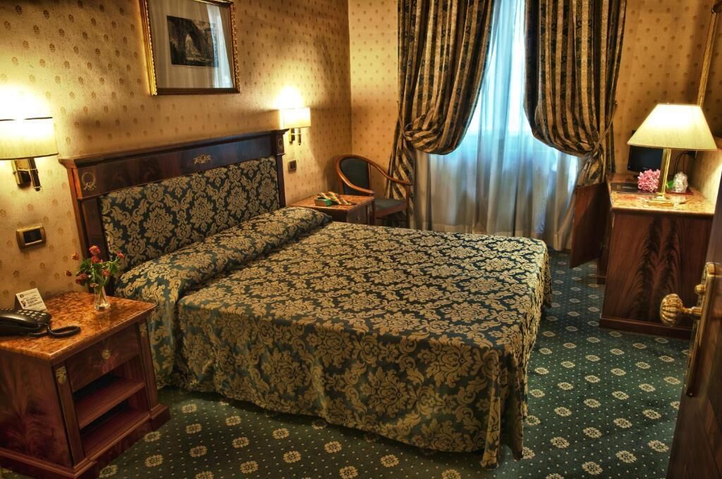 Een minibar, een kluis op de kamer, een bureau, geluiddichte muren