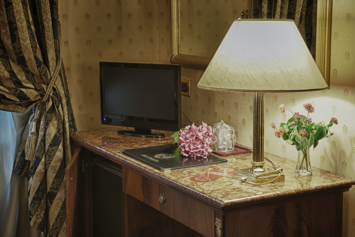 Minibar, coffres-forts dans les chambres, bureau, chambres insonorisées