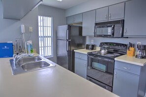 Villa, 2 habitaciones | Cocina privada | Frigorífico grande, microondas, horno y placa de cocina