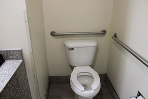套房, 2 張標準雙人床, 非吸煙房 (Grab bars in tub) | 浴室 | 花灑/浴缸組合、水力按摩花灑、免費梳洗用品、風筒