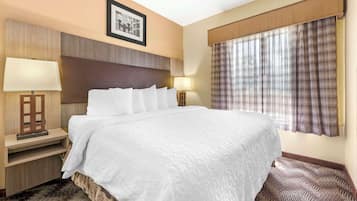 Suite, 1 cama de matrimonio grande, no fumadores | Caja fuerte, escritorio, espacio para trabajar con un portátil