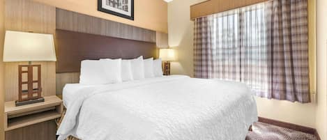 جناح - سرير ملكي - لغير المدخنين | خزنة داخل الغرفة ومكتب ومساحة عمل للكمبيوتر المحمول ومكواة/لوح كي