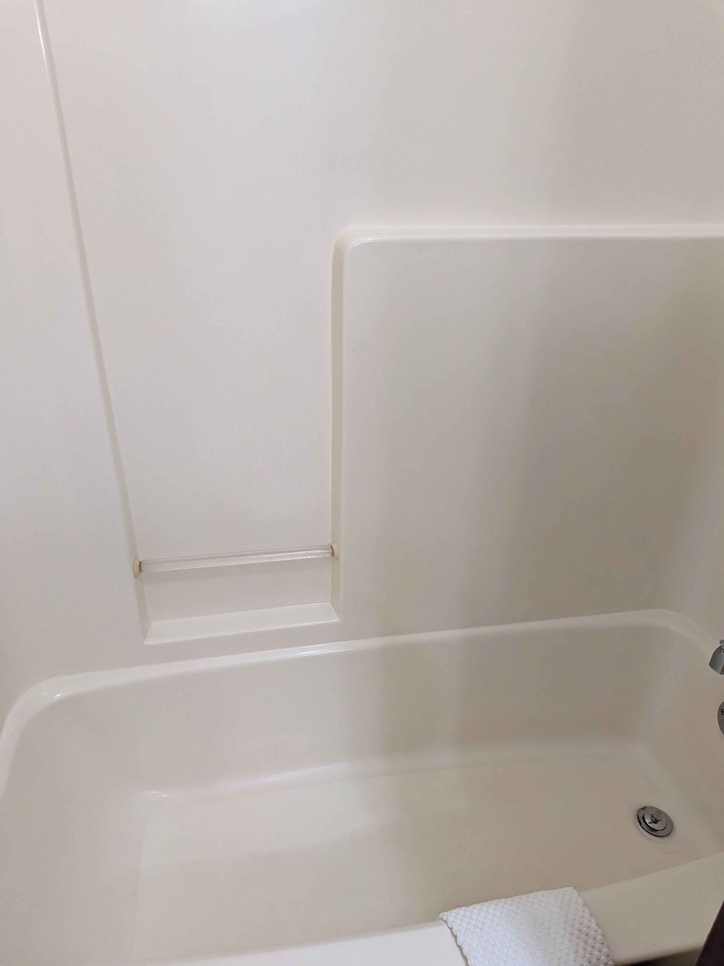 Combined shower/tub, hydromassage showerhead, free toiletries