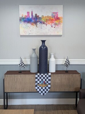 Een houten console tafel met drie vazen en twee geruite vlaggen.
