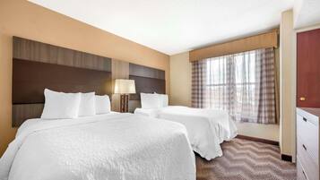 Brankas, meja kerja, ruang kerja ramah laptop, dan setrika/meja setrika