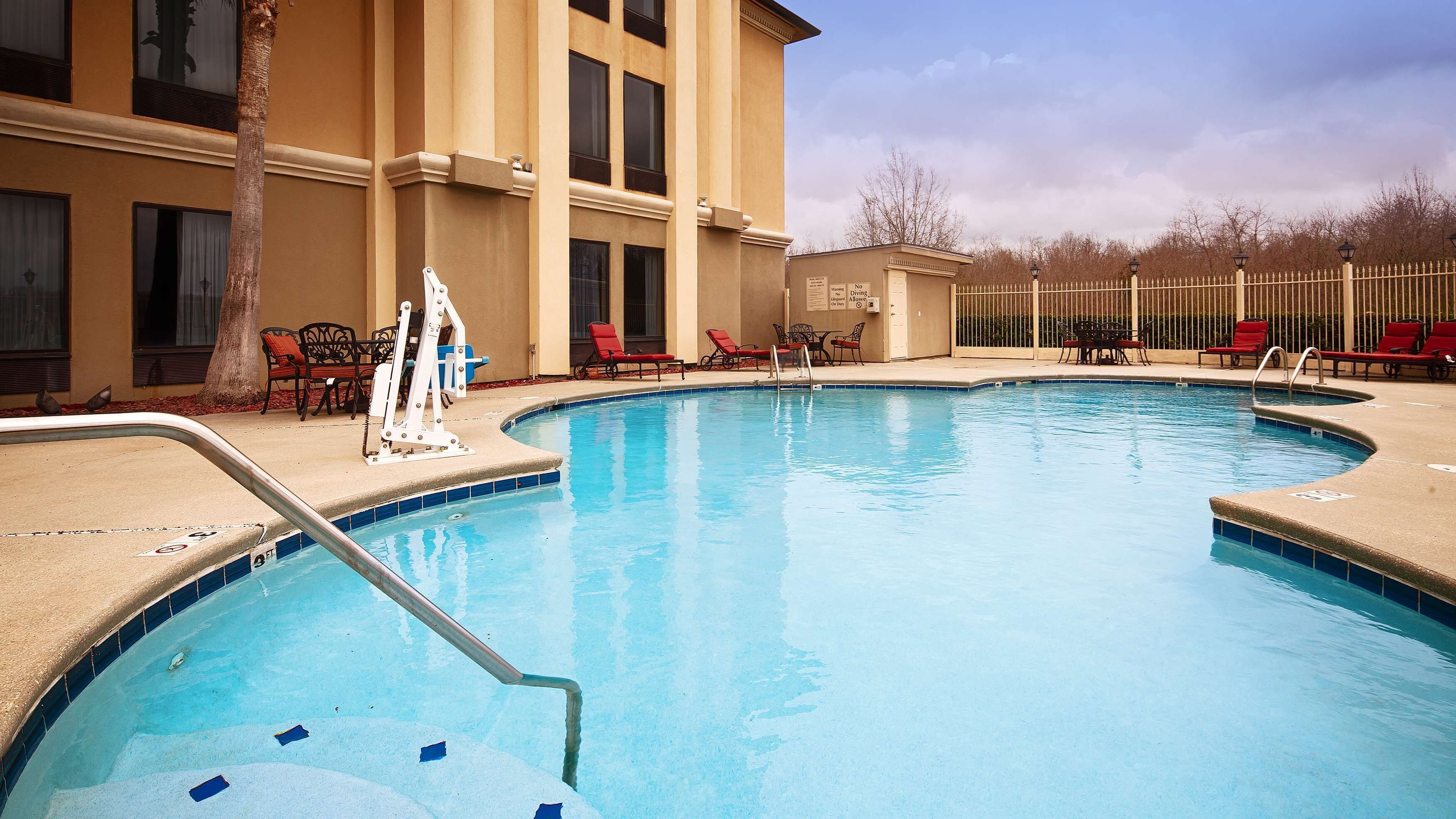 Outdoor pool, open 10:00 AM to 8:00 PM, pool loungers