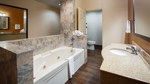 Kamer, 1 kingsize bed, niet-roken, bubbelbad | Badkamer | Gratis toiletartikelen, een haardroger, handdoeken, zeep