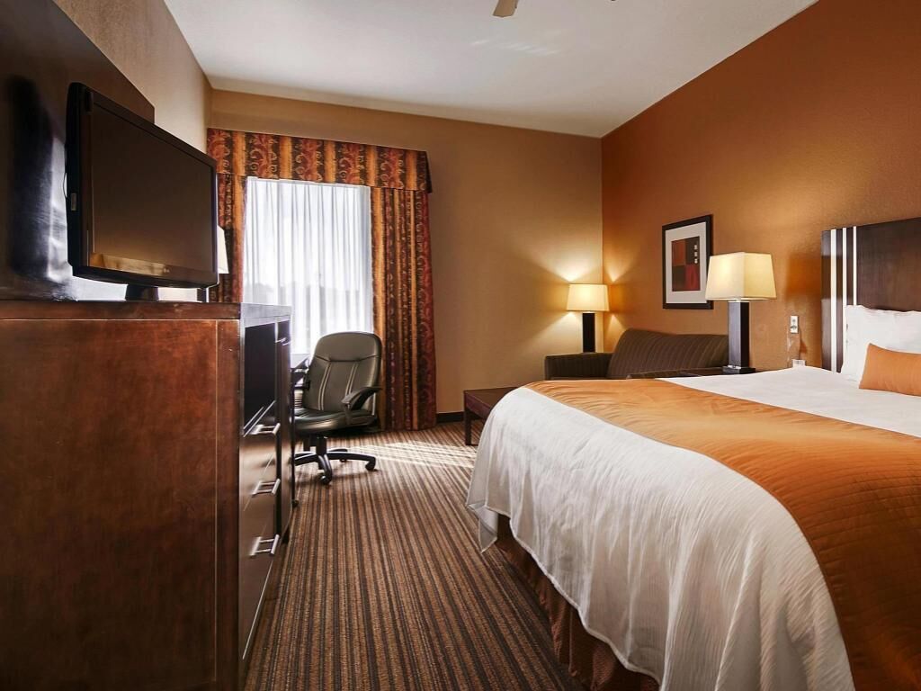 Desk, laptop workspace, iron/ironing board, free WiFi