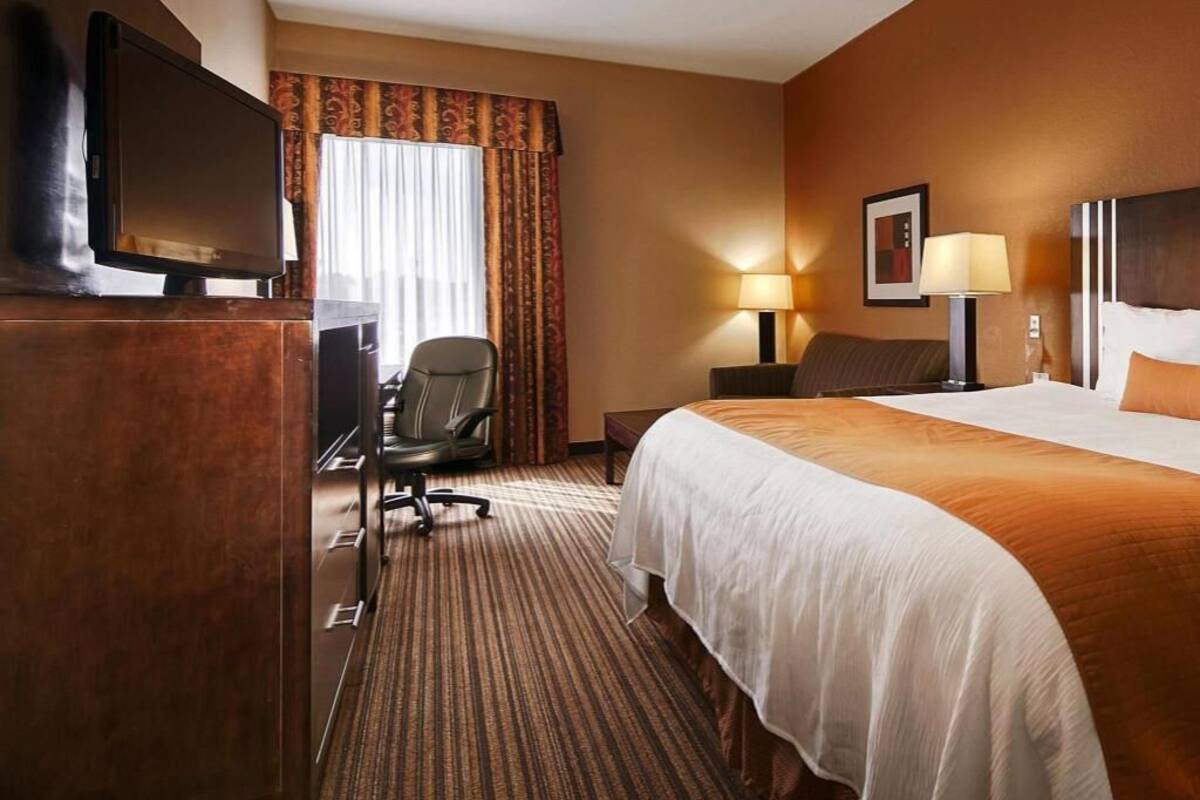 Desk, laptop workspace, iron/ironing board, free WiFi