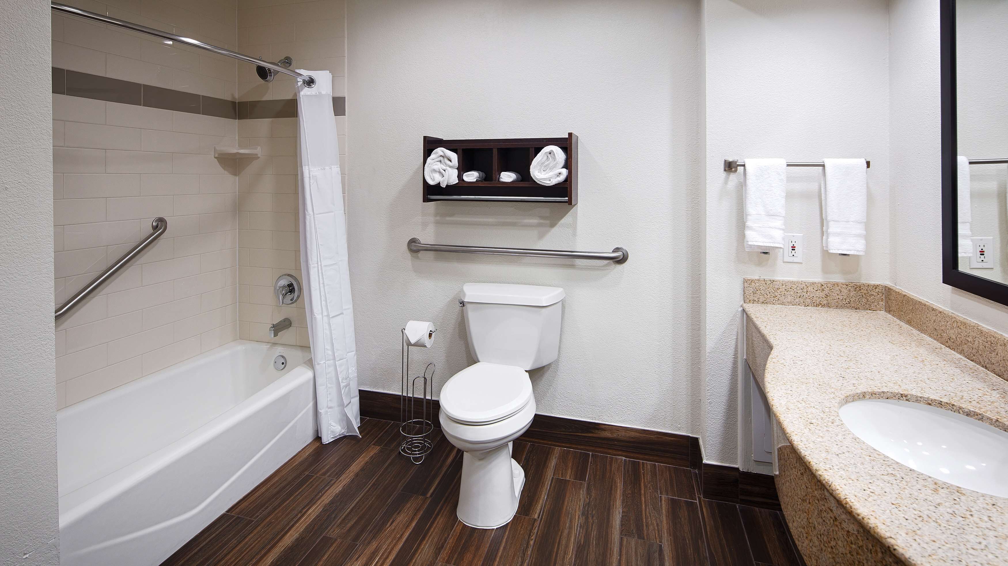 Une salle de bain moderne avec une baignoire, des toilettes et un lavabo.