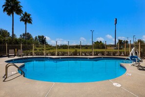 Piscine extérieure, accès possible de 10 h à 20 h, chaises longues