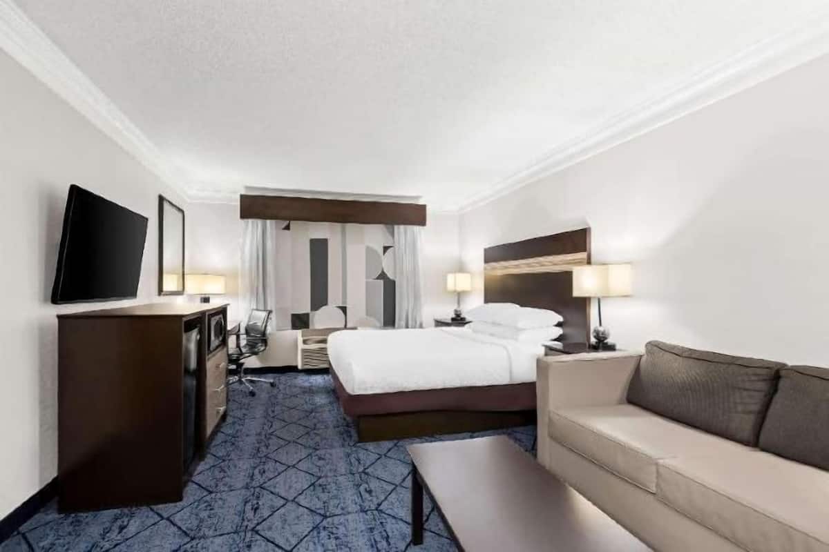 Hypo-allergenic bedding, in-room safe, desk, blackout curtains