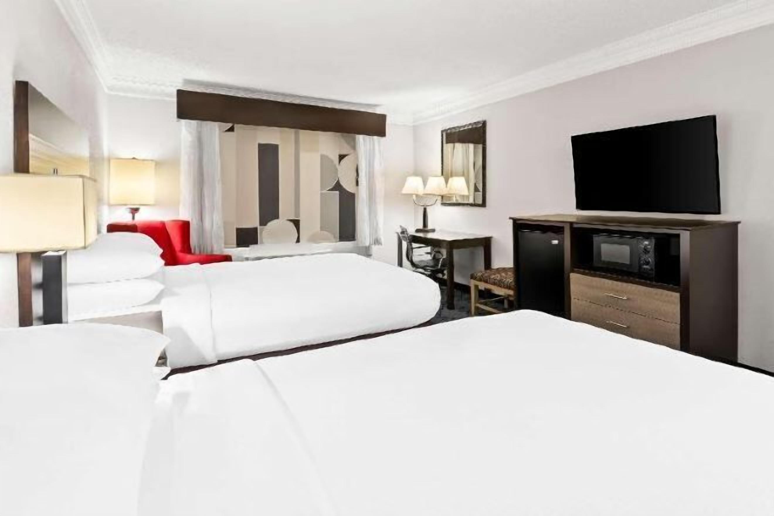 Ropa de cama hipoalergénica, caja fuerte, escritorio y cortinas opacas