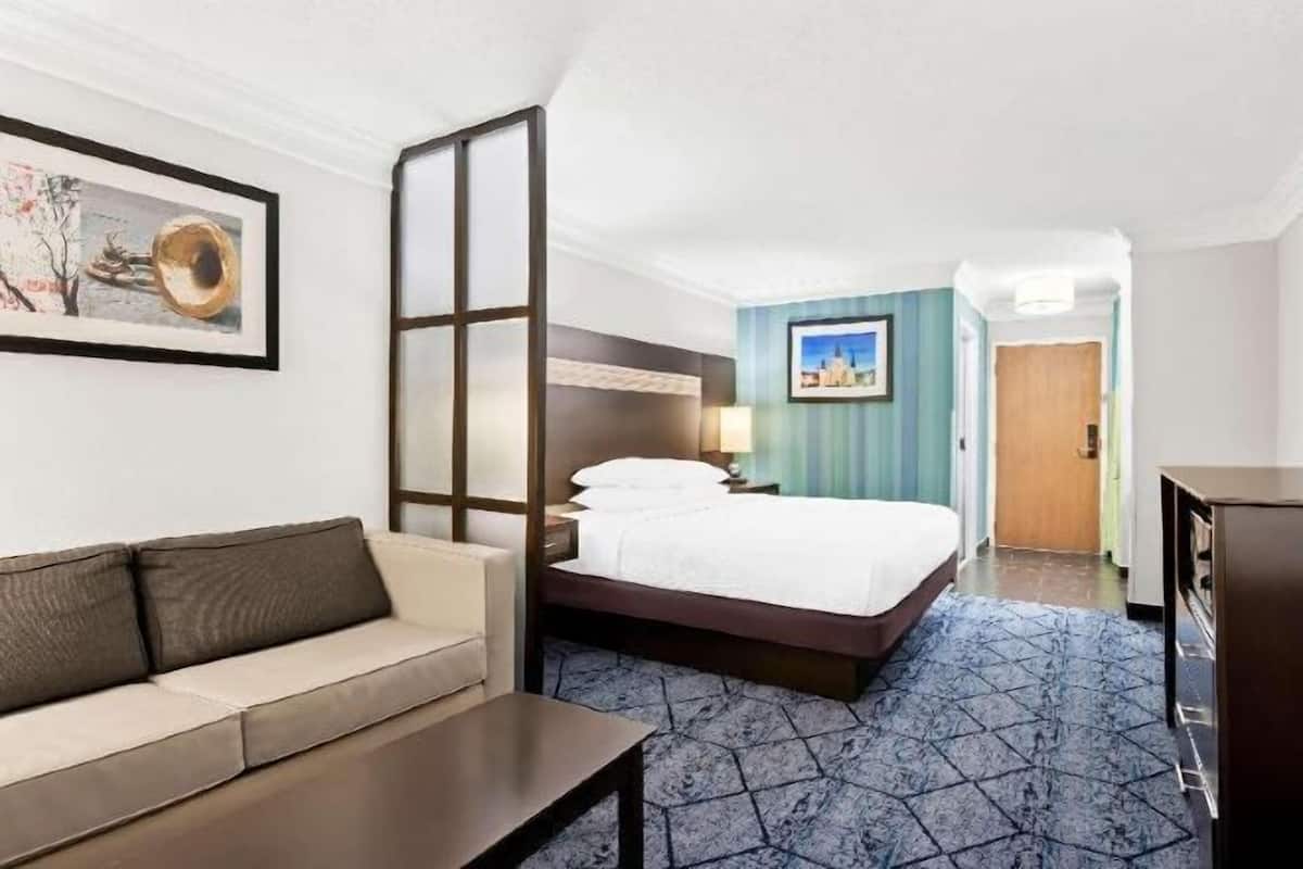 Hypo-allergenic bedding, in-room safe, desk, blackout curtains