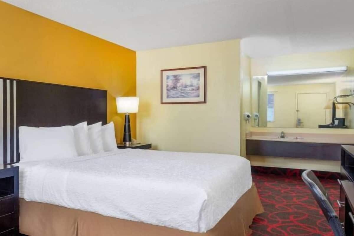 Desk, laptop workspace, iron/ironing board, free WiFi