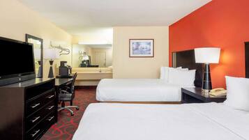 Een bureau, een laptopwerkplek, een strijkplank/strijkijzer, gratis wifi