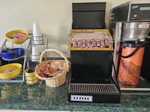 Tägliches inbegriffenes Frühstück zum Mitnehmen