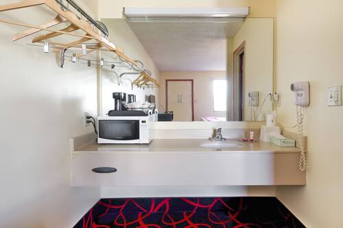 Chambre, 1 très grand lit | Lavabo de la salle de bain