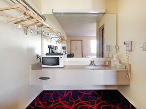 Chambre, 1 très grand lit | Lavabo de la salle de bain