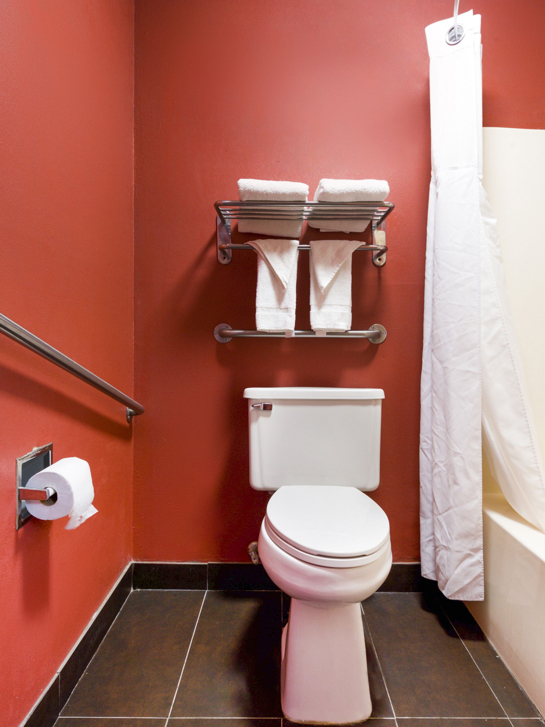 Combined shower/bathtub, free toiletries, hair dryer, towels