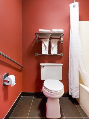 Ducha y bañera combinadas y artículos de higiene personal gratuitos