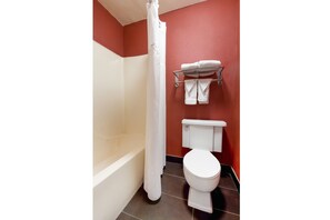 Combined shower/bathtub, free toiletries, hair dryer, towels