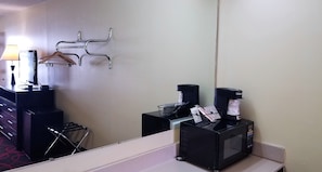 Escritorio y espacio para trabajar con laptop