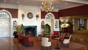 Lobby sitting area - Virginia Crossings Hotel (Glen Allen)