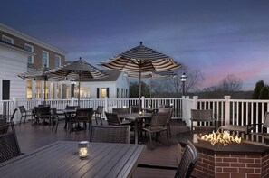Outdoor dining - Virginia Crossings Hotel (Glen Allen)