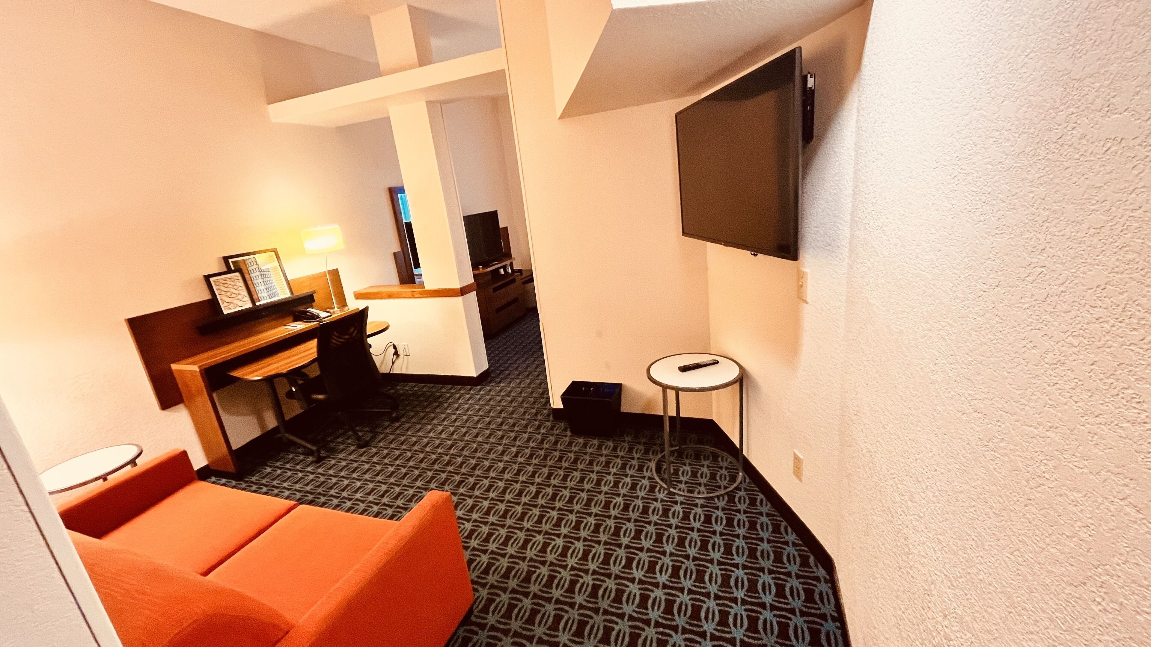 スイート キングベッド 1 台ソファーベッド付き 禁煙 | リビング エリア | 50 インチの液晶テレビ (ケーブル放送視聴可)、テレビ