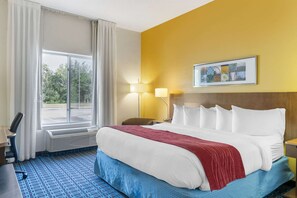 Suite, 1 kingsize bed met slaapbank, niet-roken | Hypoallergeen beddengoed, een bureau, een laptopwerkplek