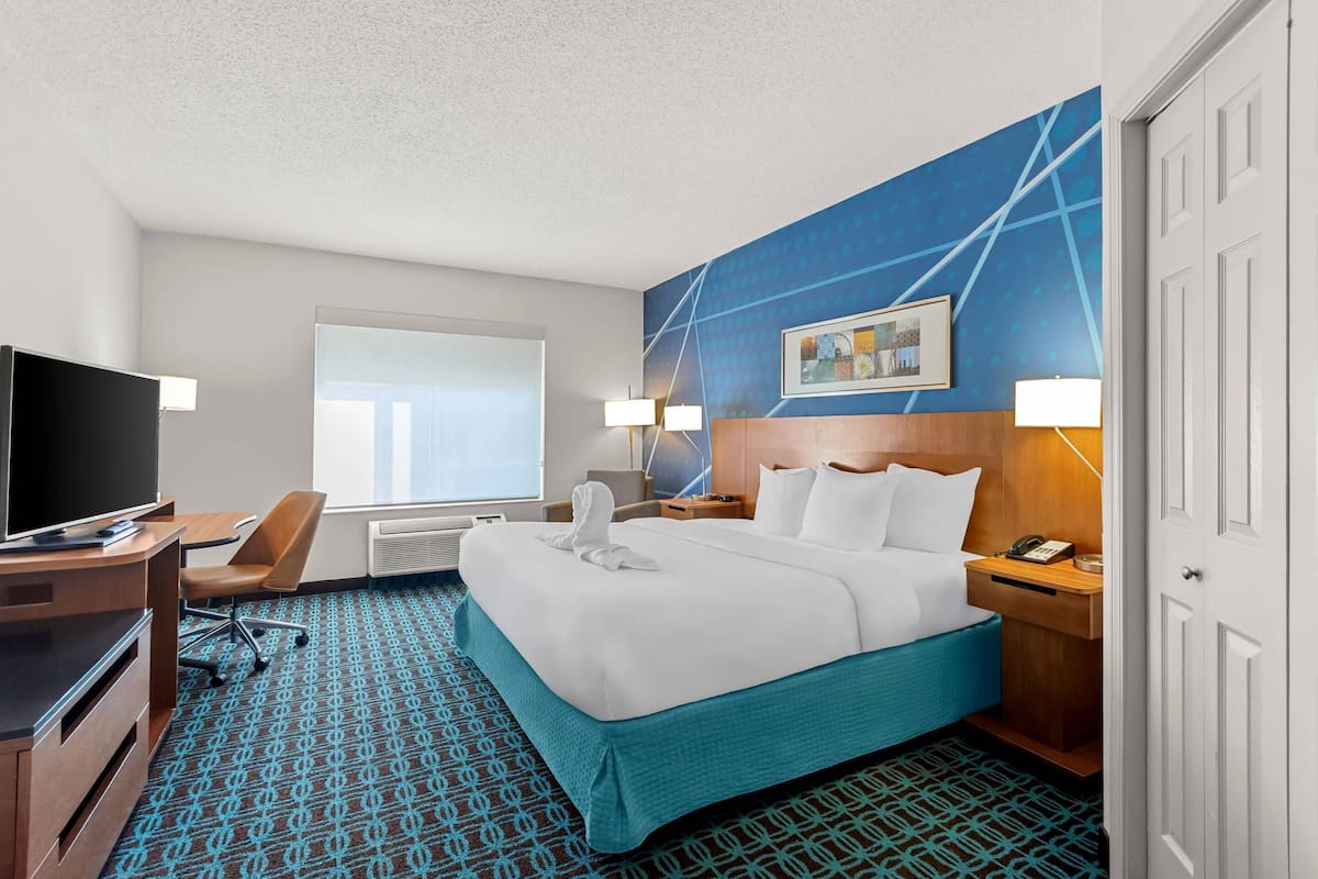 Standard Room, 1 King Bed, Non Smoking, Jetted Tub | Hypo-allergenic bedding, desk, laptop workspace, blackout drapes