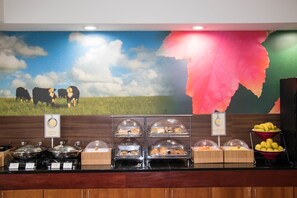 Esmorzar diari d'estil bufet gratuït 