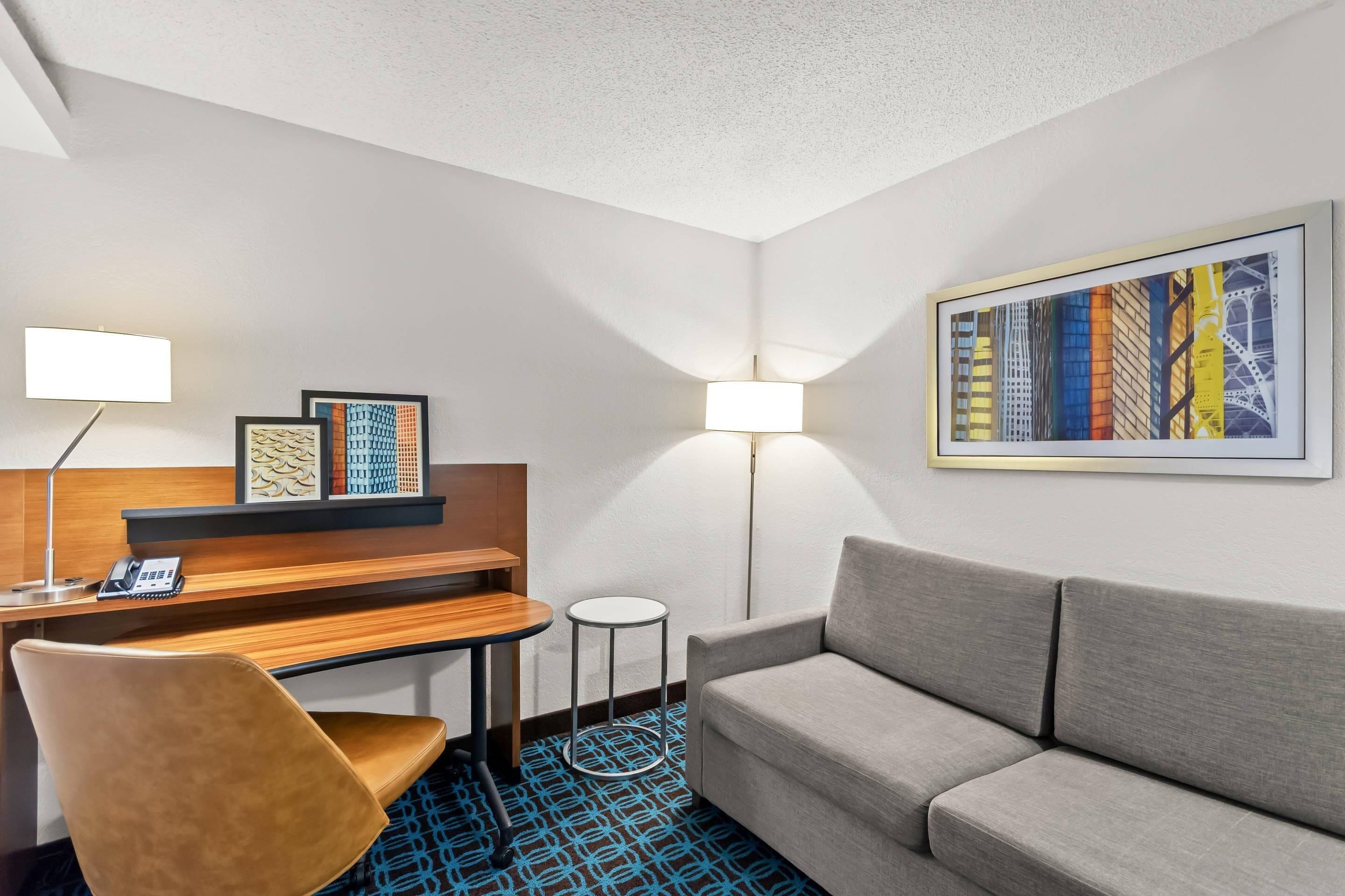 套房, 1 張特大雙人床及 1 張梳化床, 非吸煙房 | 防敏寢具、書桌、手提電腦工作空間、遮光窗簾/窗簾