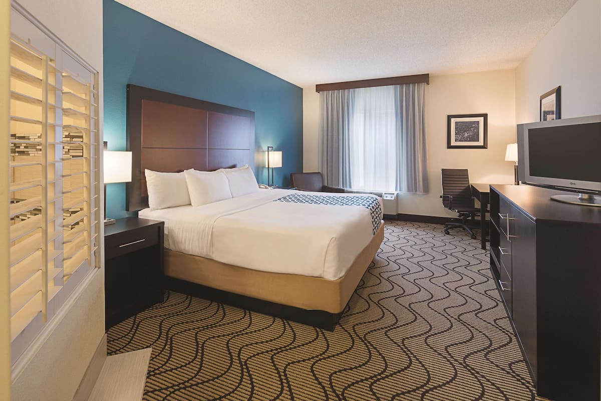Deluxe Studio Suite, 1 King Bed, Non Smoking | Premium bedding, desk, iron/ironing board, free cribs/infant beds