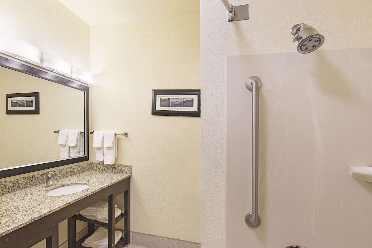 Chambre, 1 très grand lit, accessible aux personnes à mobilité réduite, non-fumeurs (Mobility) | Literie de qualité supérieure, bureau, fer et planche à repasser