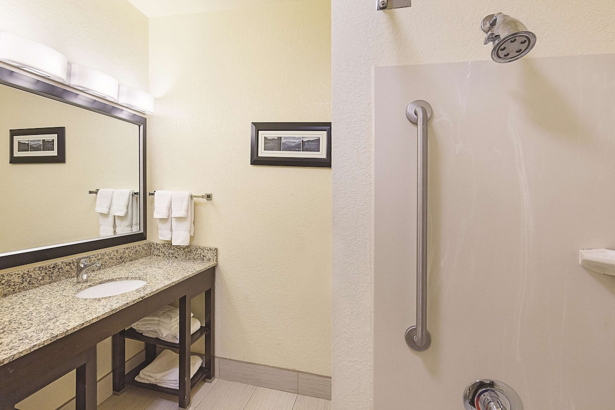 Room, 1 King Bed, Accessible, Non Smoking (Mobility) | Premium bedding, desk, iron/ironing board, free cribs/infant beds