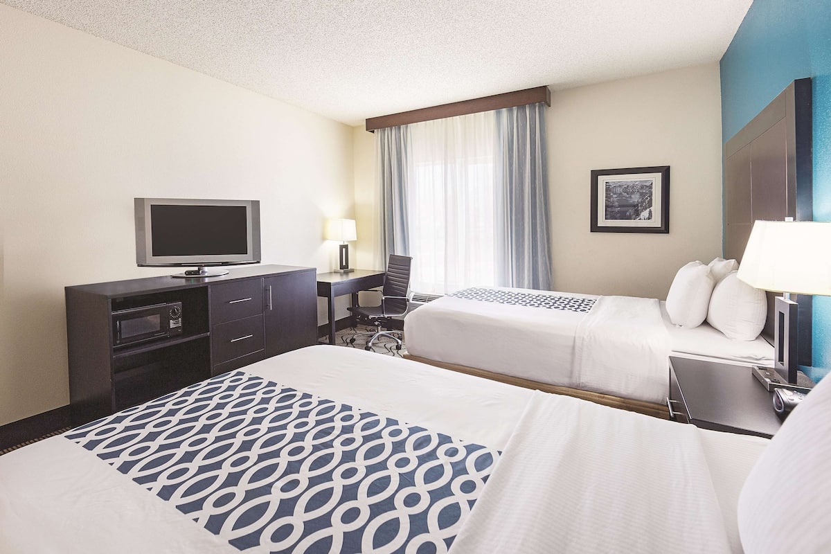 Chambre, 2 grands lits (Mobility Accessible, No Pets) | Literie de qualité supérieure, bureau, fer et planche à repasser