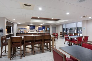 Free buffet breakfast  - Holiday Inn Express Hotel & Suites Morehead Cty by IHG (Morehead City)