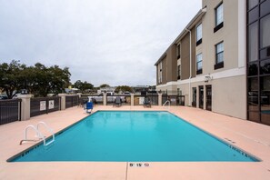 Outdoor pool, open 9 AM to 9:00 PM, pool loungers - Holiday Inn Express Hotel & Suites Morehead Cty by IHG (Morehead City)