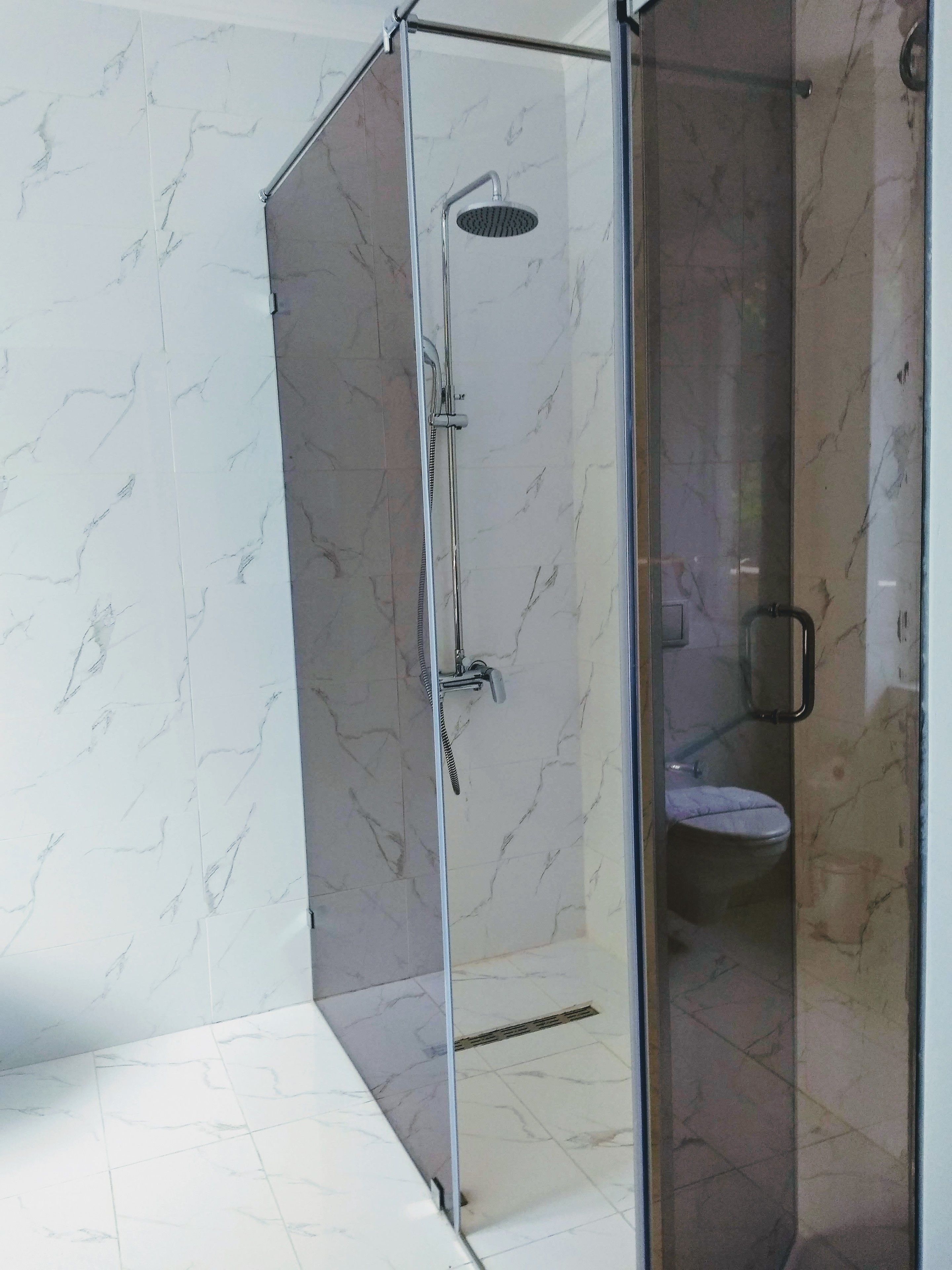 Comfort Studio Suite, 1 King Bed | Bathroom shower
