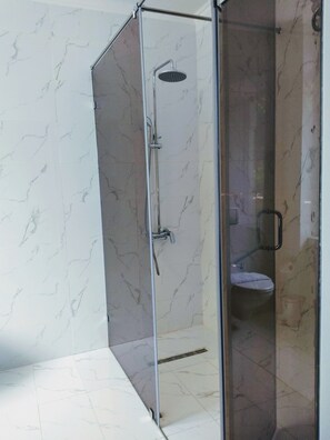 Suite estudio Confort, 1 cama King size | Regadera en el baño