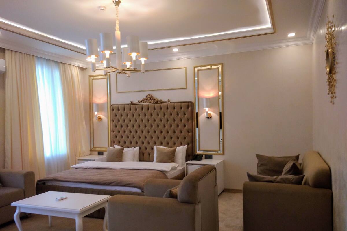 Comfort Studio Suite, 1 King Bed | 1 bedroom, minibar, in-room safe, desk