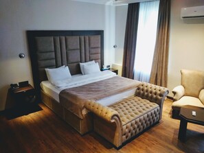 Comfort-Studiosuite, 1 King-Bett | 1 Schlafzimmer, Minibar, Zimmersafe, Schreibtisch