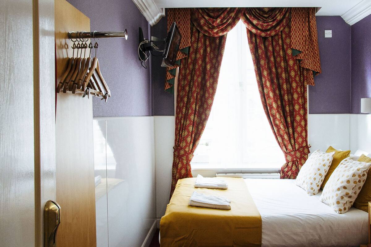 基础双人房 (with Private External Bathroom ) | 客房内保险箱、熨斗/熨板、免费婴儿床、免费 WiFi