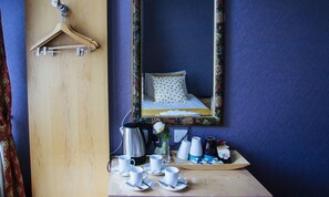 Standard-Vierbettzimmer, mit Bad (own bathroom) | Zimmersafe, Bügeleisen/Bügelbrett, kostenlose Babybetten