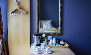 Standard-Vierbettzimmer, mit Bad (own bathroom) | Zimmersafe, Bügeleisen/Bügelbrett, kostenlose Babybetten