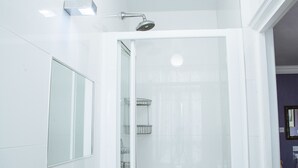 Standard Quadruple Room, Ensuite (own bathroom) | Bathroom | Hair dryer, towels - Lord Kensington Hotel (London)