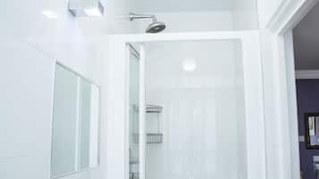 Standard Quadruple Room, Ensuite (own bathroom) | Bathroom | Hair dryer, towels