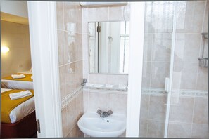Quarto quádruplo standard, suíte (own bathroom) | Banheiro | Secador de cabelo, toalhas de banho